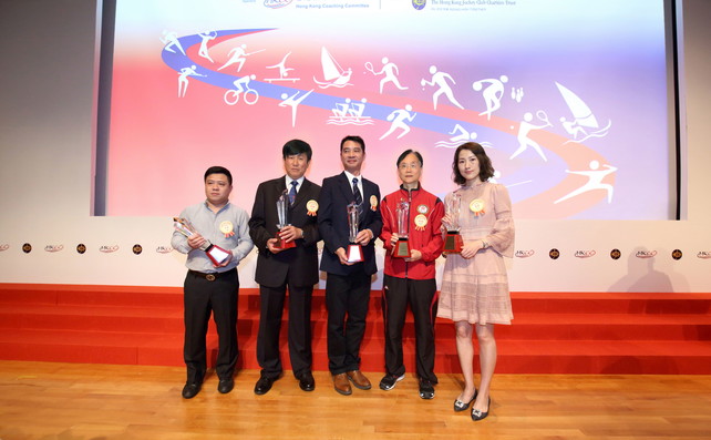 2016賽馬會香港優秀教練選舉全年最佳教練奬得主合照（左起）︰武術教練叶鈞（個人項目青少年組）、單車教練沈金康（個人項目高級組）、輪椅劍擊教練陳瑜（團體項目高級組）、硬地滾球教練郭克榮（個人項目高級組）及乒乓球教練張瑞（團體項目青少年組）。